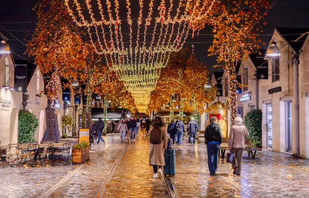 Las luces de Navidad brillan con fuerza en París